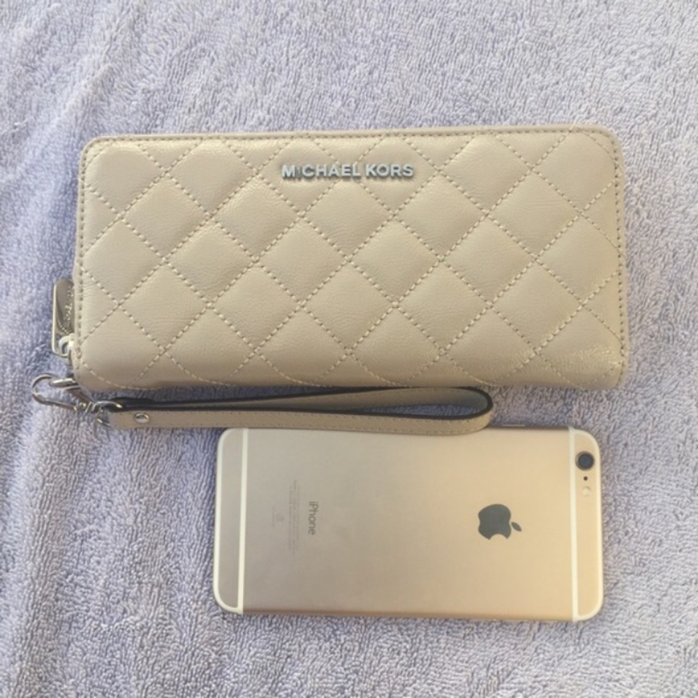 Tan Michael Kors Zipper Wallet Perfect Condition